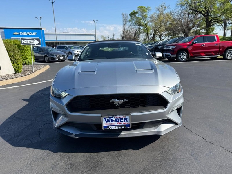 Ford Mustang Vehicle Full-screen Gallery Image 9