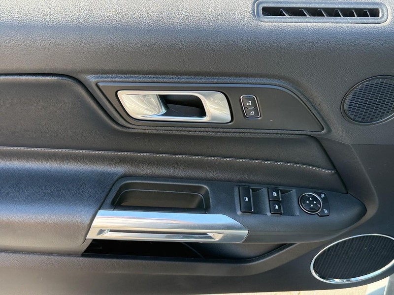 Ford Mustang Vehicle Full-screen Gallery Image 12