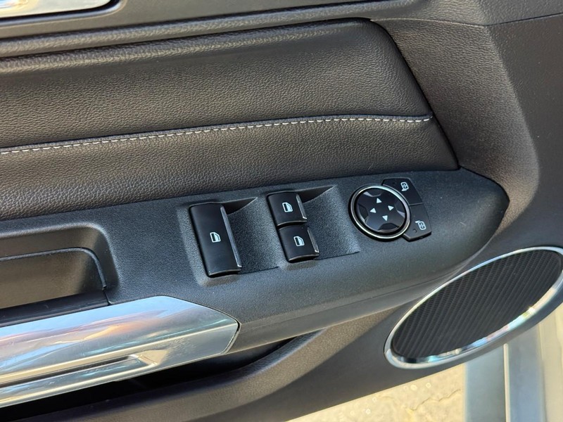 Ford Mustang Vehicle Full-screen Gallery Image 13
