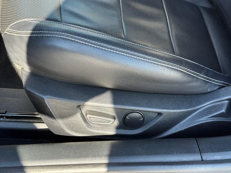 Ford Mustang Vehicle Full-screen Gallery Image 15