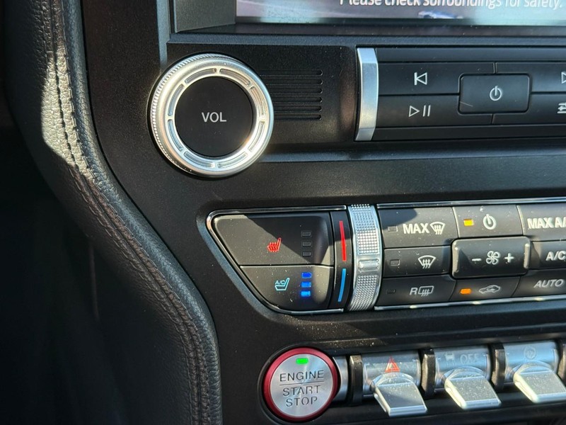 Ford Mustang Vehicle Full-screen Gallery Image 19