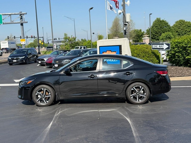 Nissan Sentra Vehicle Full-screen Gallery Image 2