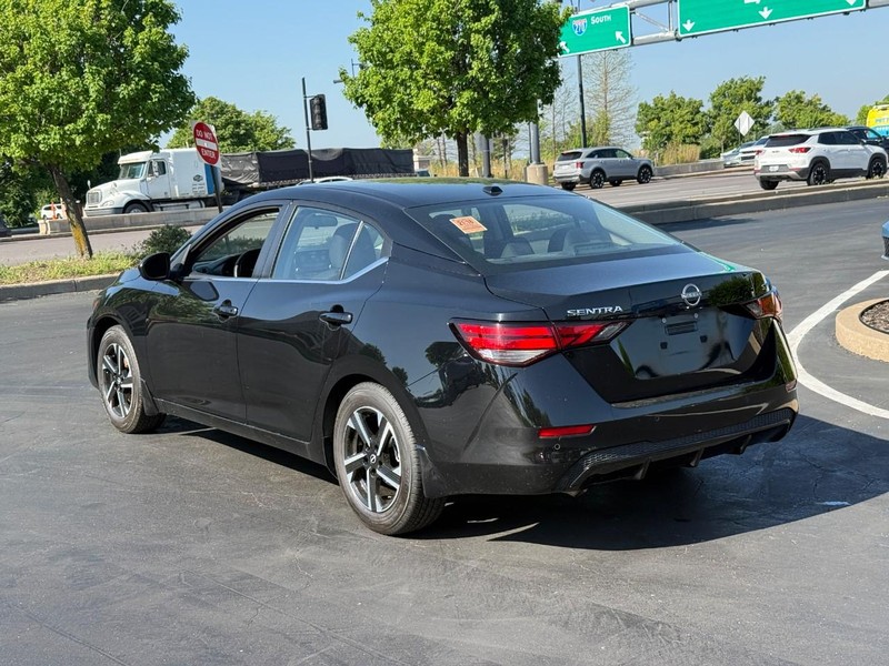 Nissan Sentra Vehicle Full-screen Gallery Image 3