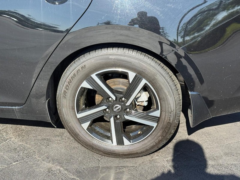 Nissan Sentra Vehicle Full-screen Gallery Image 4