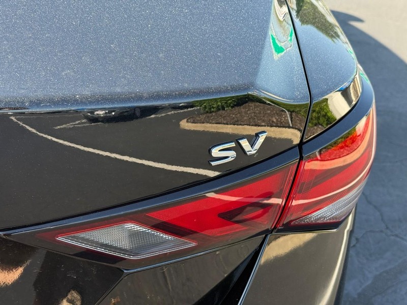 Nissan Sentra Vehicle Full-screen Gallery Image 5