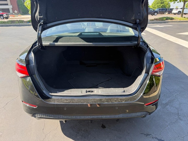 Nissan Sentra Vehicle Full-screen Gallery Image 6