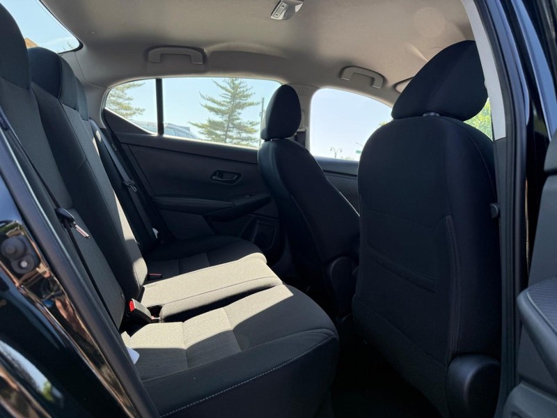 Nissan Sentra Vehicle Full-screen Gallery Image 11