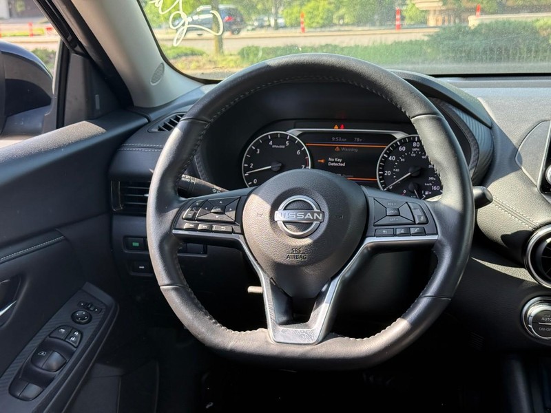 Nissan Sentra Vehicle Full-screen Gallery Image 13