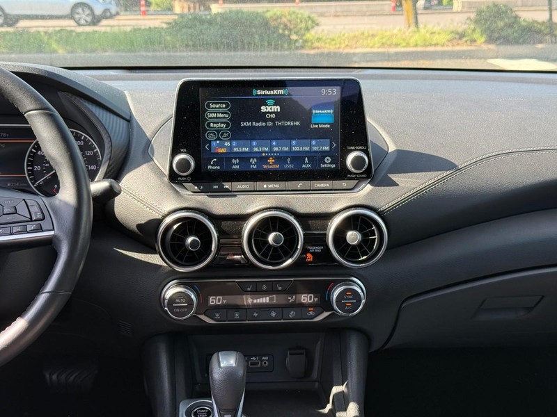 Nissan Sentra Vehicle Full-screen Gallery Image 14