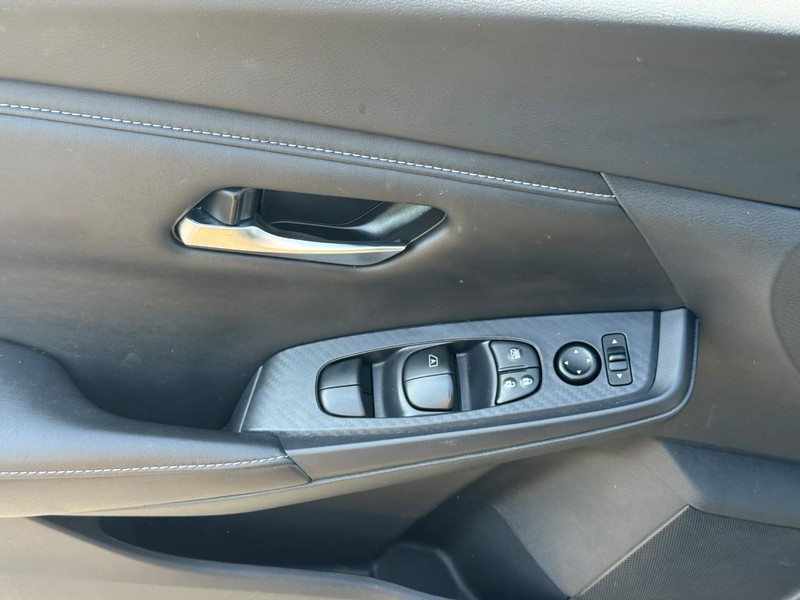 Nissan Sentra Vehicle Full-screen Gallery Image 16