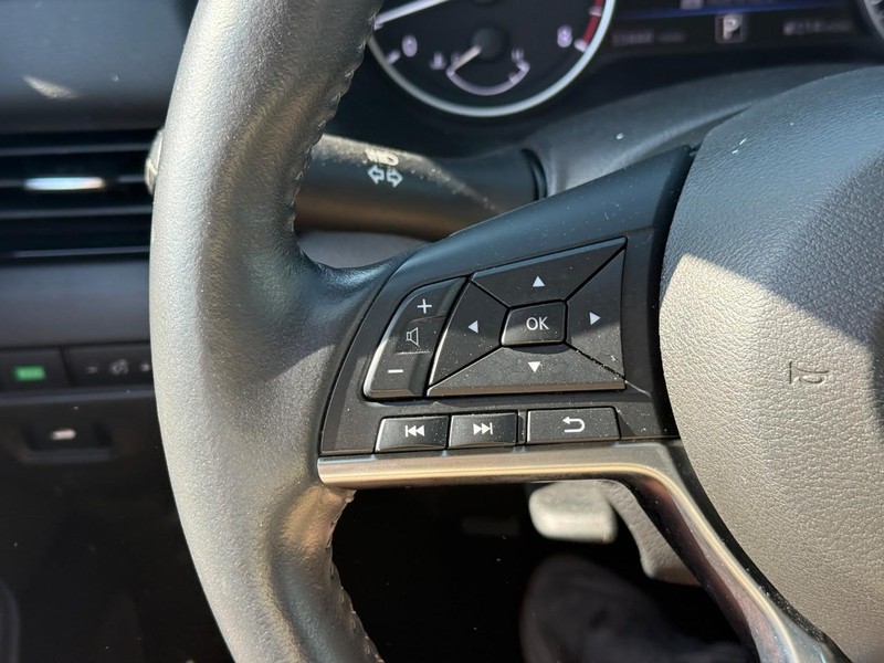 Nissan Sentra Vehicle Full-screen Gallery Image 18
