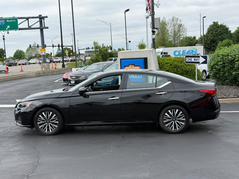 Nissan Altima Vehicle Full-screen Gallery Image 2