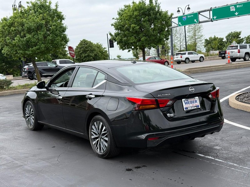 Nissan Altima Vehicle Full-screen Gallery Image 3