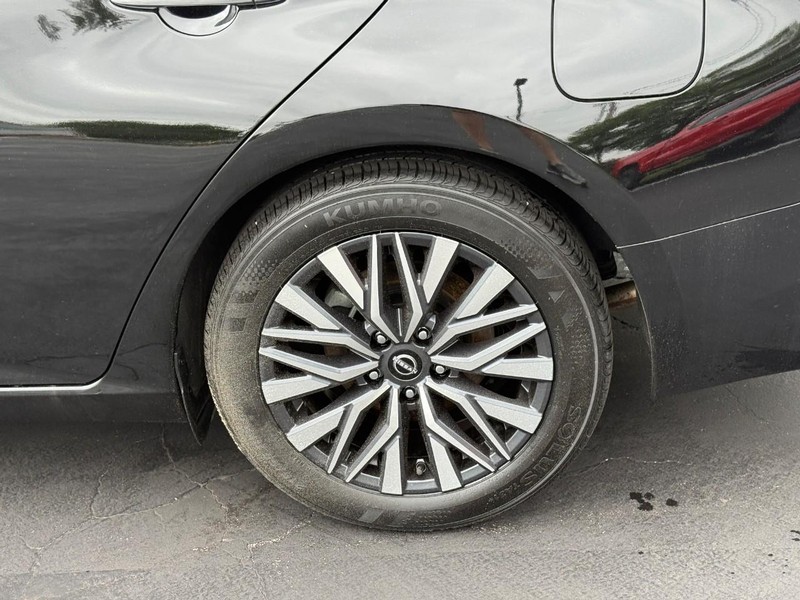 Nissan Altima Vehicle Full-screen Gallery Image 4