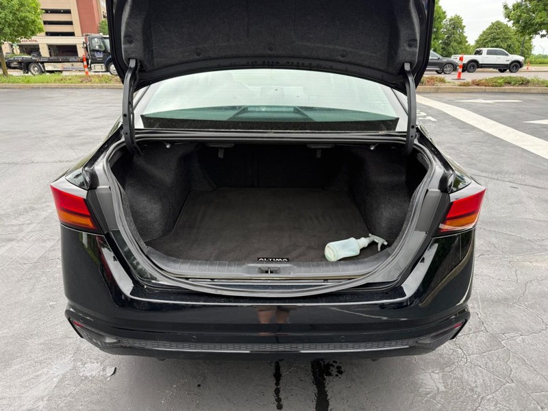 Nissan Altima Vehicle Full-screen Gallery Image 5