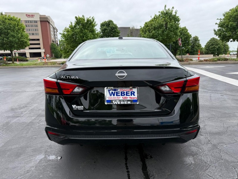 Nissan Altima Vehicle Full-screen Gallery Image 6