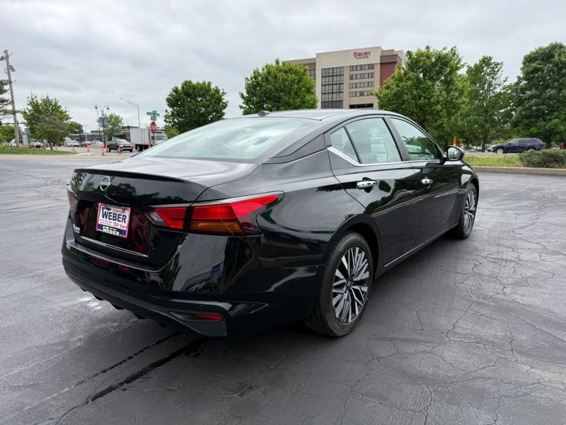 Nissan Altima Vehicle Full-screen Gallery Image 7