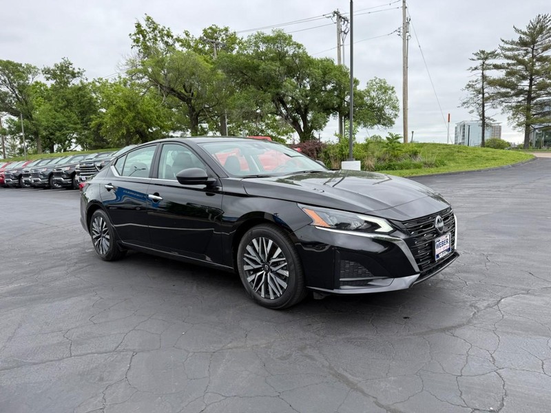 Nissan Altima Vehicle Full-screen Gallery Image 8