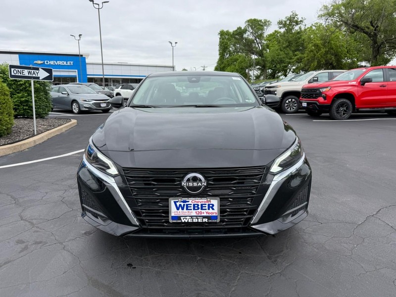 Nissan Altima Vehicle Full-screen Gallery Image 9