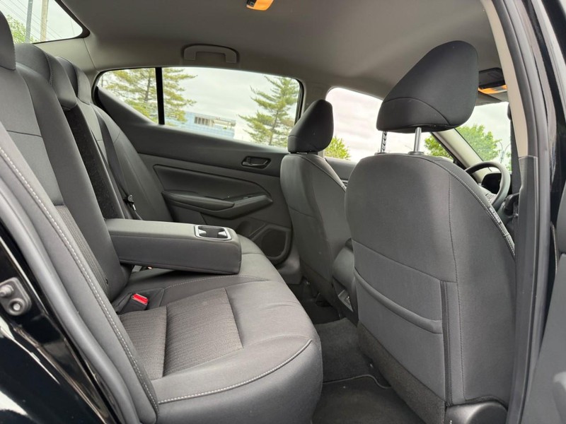 Nissan Altima Vehicle Full-screen Gallery Image 10