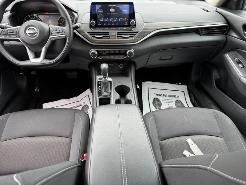 Nissan Altima Vehicle Full-screen Gallery Image 11
