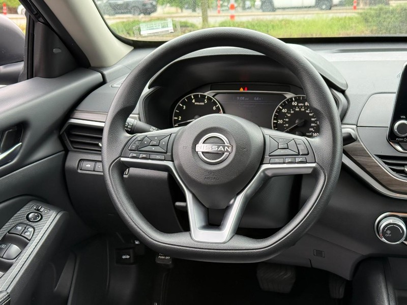 Nissan Altima Vehicle Full-screen Gallery Image 12