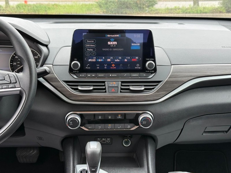 Nissan Altima Vehicle Full-screen Gallery Image 13
