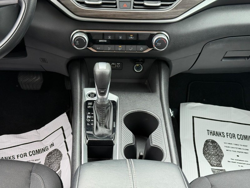Nissan Altima Vehicle Full-screen Gallery Image 14