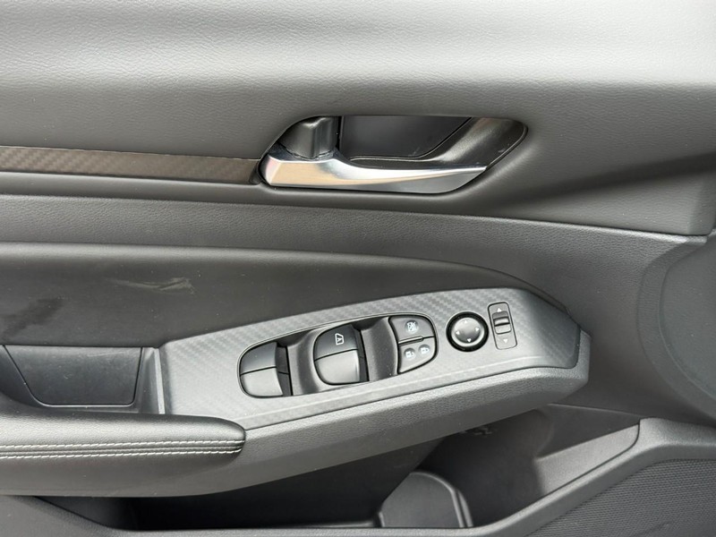 Nissan Altima Vehicle Full-screen Gallery Image 15