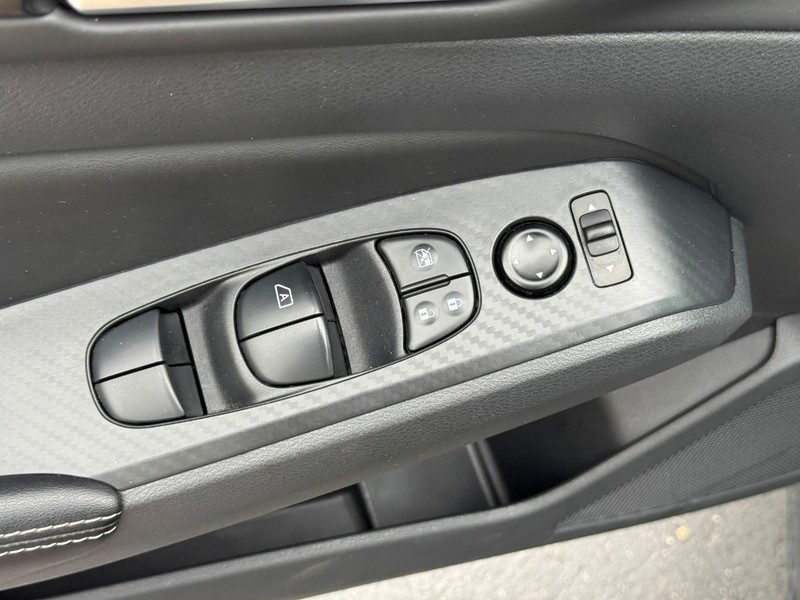 Nissan Altima Vehicle Full-screen Gallery Image 16
