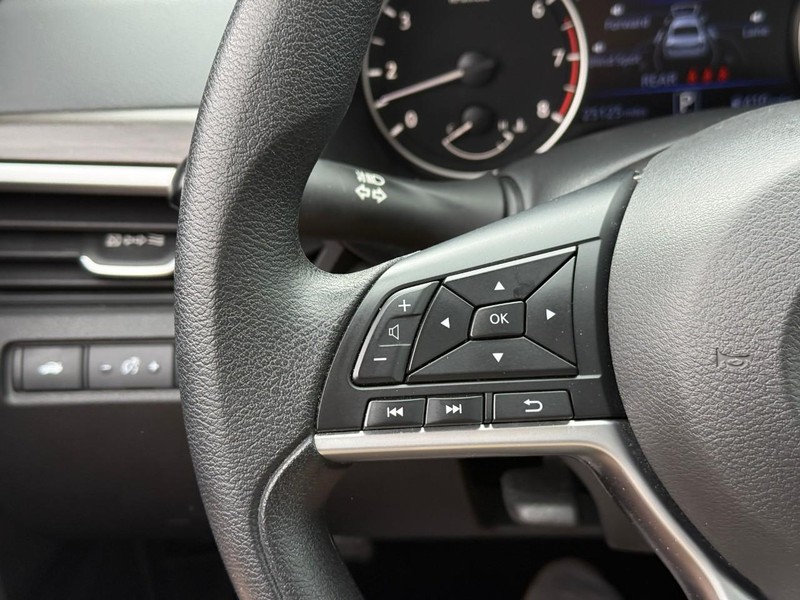 Nissan Altima Vehicle Full-screen Gallery Image 19