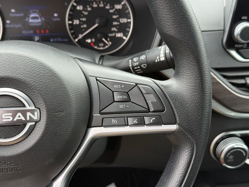 Nissan Altima Vehicle Full-screen Gallery Image 20