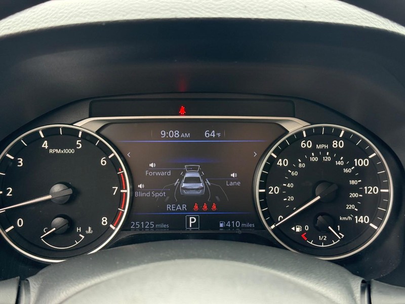 Nissan Altima Vehicle Full-screen Gallery Image 21