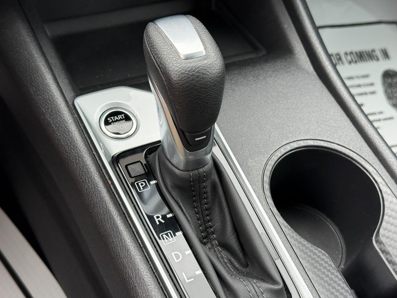 Nissan Altima Vehicle Full-screen Gallery Image 22