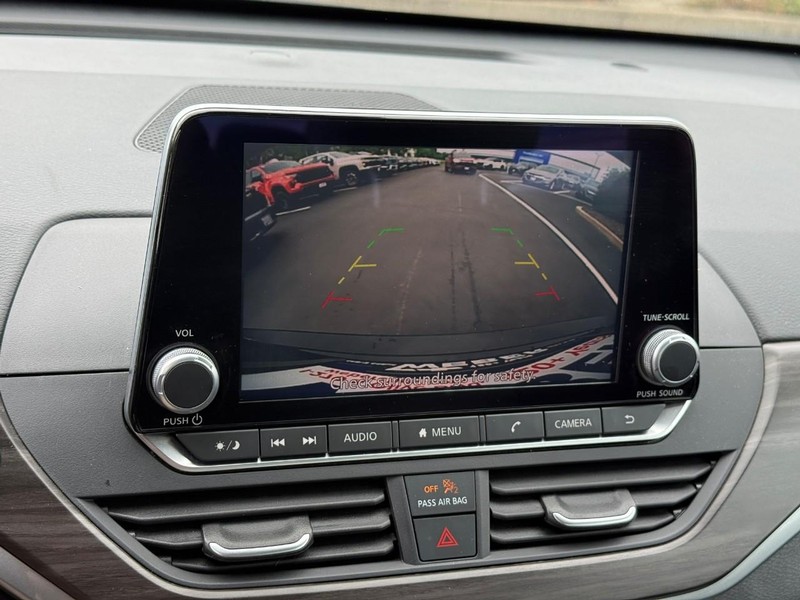 Nissan Altima Vehicle Full-screen Gallery Image 23