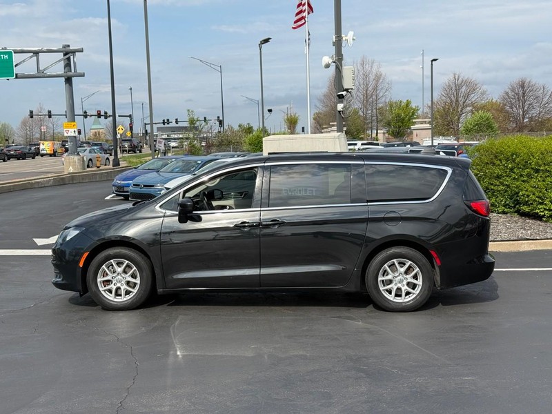 Chrysler Voyager Vehicle Full-screen Gallery Image 2
