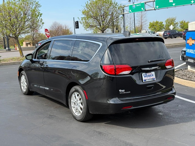 Chrysler Voyager Vehicle Full-screen Gallery Image 3