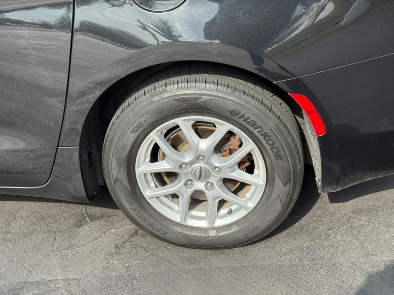 Chrysler Voyager Vehicle Full-screen Gallery Image 4