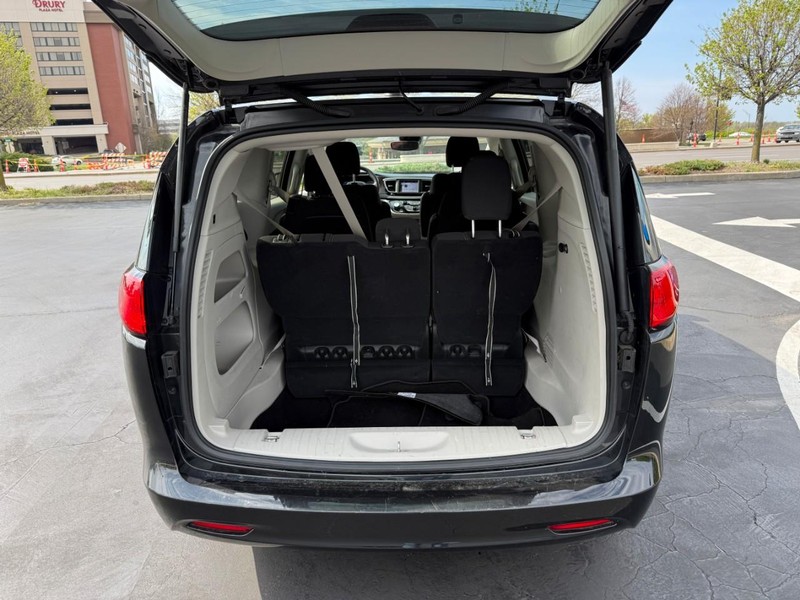 Chrysler Voyager Vehicle Full-screen Gallery Image 5