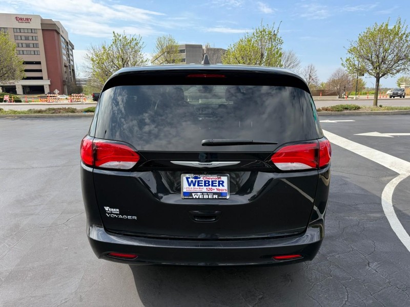 Chrysler Voyager Vehicle Full-screen Gallery Image 6