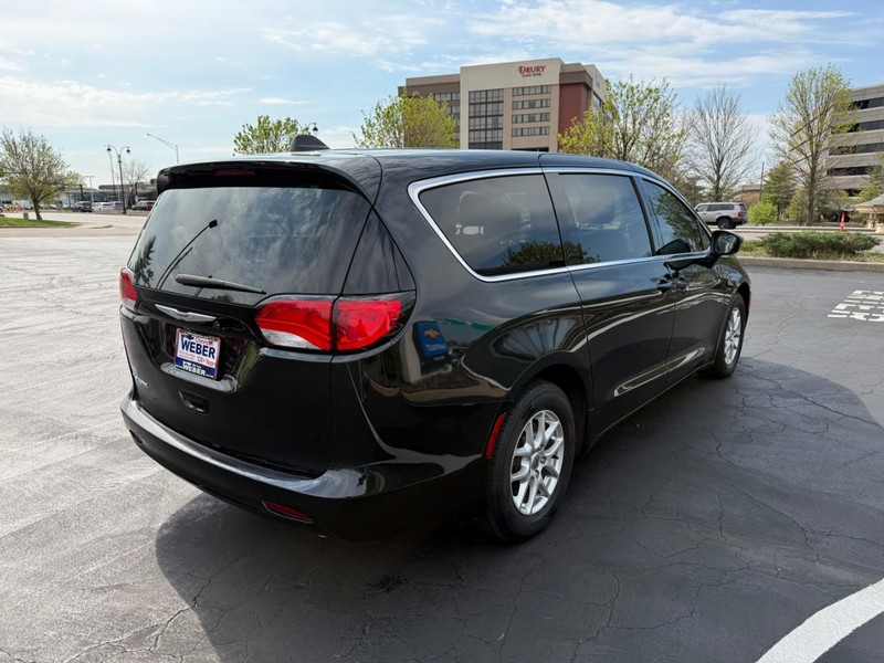 Chrysler Voyager Vehicle Full-screen Gallery Image 7