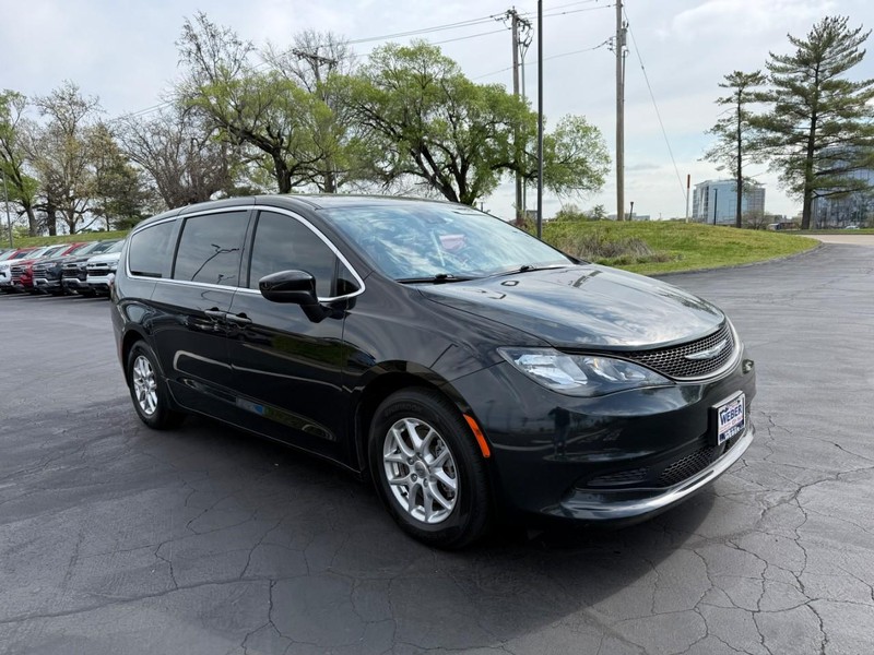 Chrysler Voyager Vehicle Full-screen Gallery Image 8