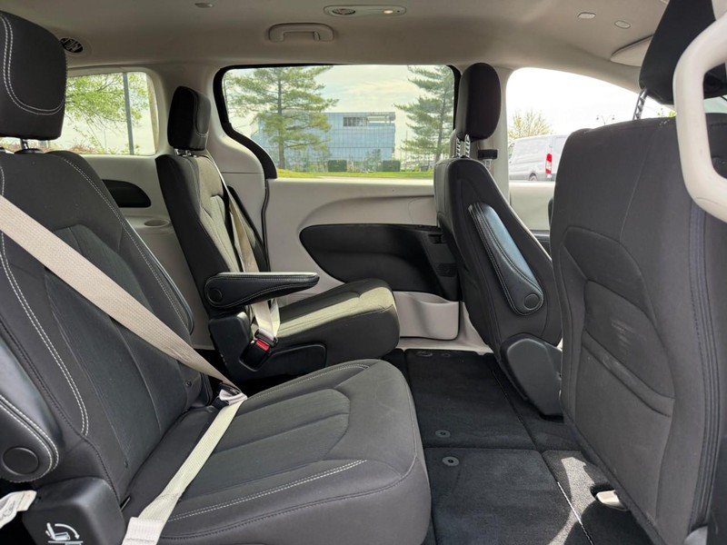 Chrysler Voyager Vehicle Full-screen Gallery Image 10