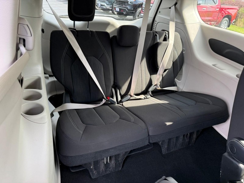 Chrysler Voyager Vehicle Full-screen Gallery Image 11