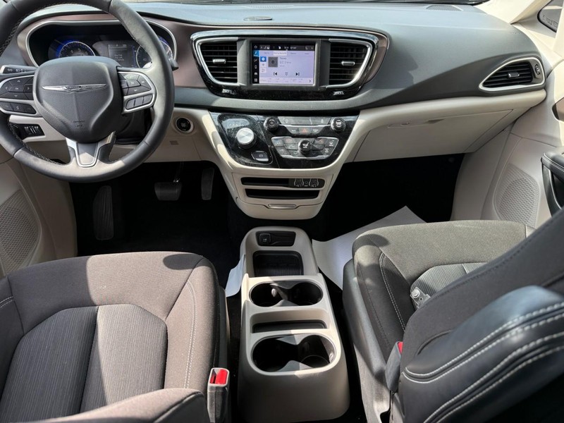 Chrysler Voyager Vehicle Full-screen Gallery Image 12