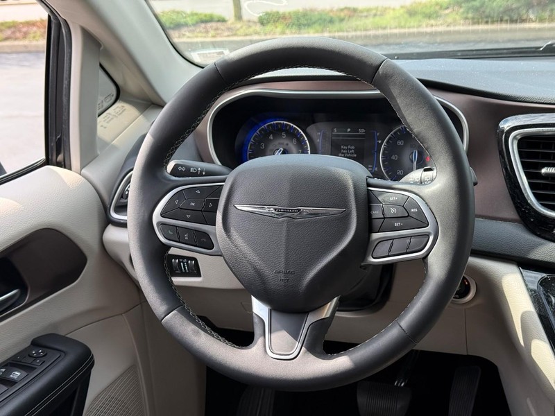 Chrysler Voyager Vehicle Full-screen Gallery Image 13
