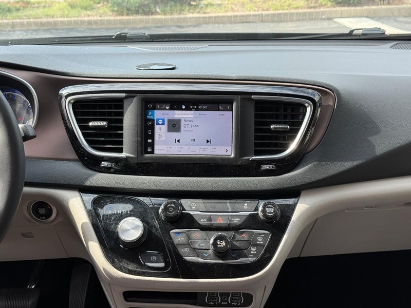 Chrysler Voyager Vehicle Full-screen Gallery Image 14