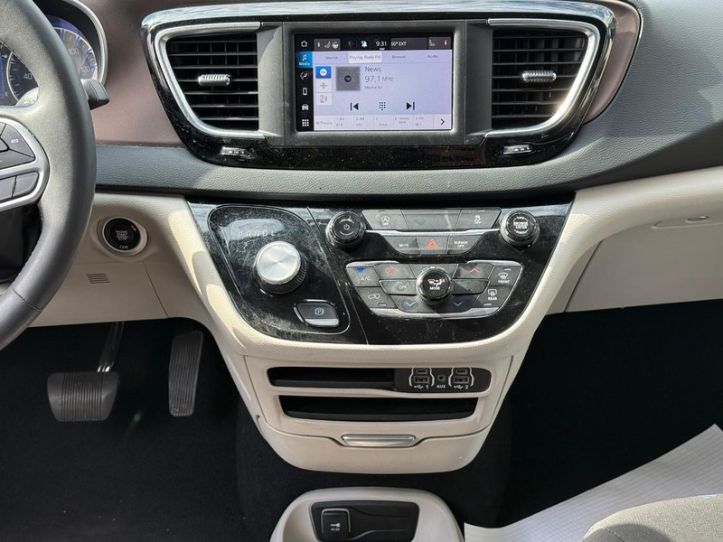 Chrysler Voyager Vehicle Full-screen Gallery Image 15