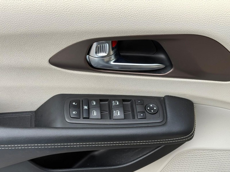 Chrysler Voyager Vehicle Full-screen Gallery Image 16