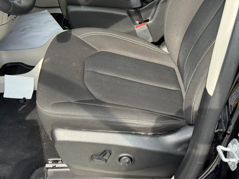 Chrysler Voyager Vehicle Full-screen Gallery Image 17